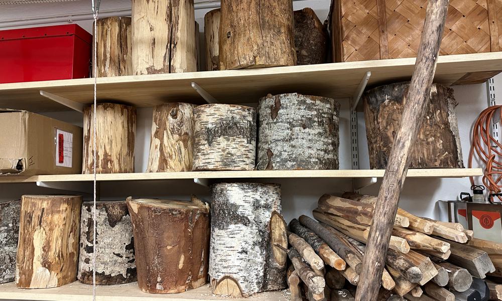 Kalthoff Axes använder svenskt lövträ till yxskaften. Kalthoff Axes använder svenskt lövträ till yxskaften.