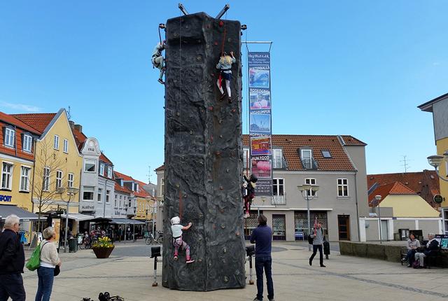 Det bliver en klatrevæg som denne, der opstilles på Torvet i Dronninglund. Billedet her er fra et arrangement i Sæby.