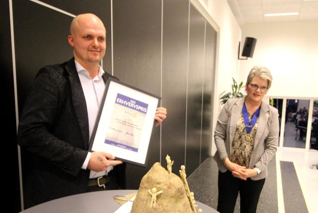 Sidste år gik prisen til Lasse Gadensgaard fra Nordturn Maskinfabrik. Han ses her sammen med daværende præsident for Dronninglund Rotary Klub, Jane Holm.
