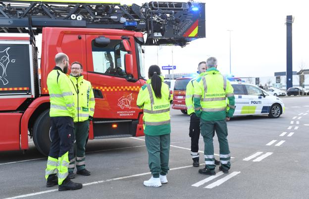 Mange ambulancer, paramedicinere og politifolk blev tirsdag aften sendt til branden i Bilka, men heldigvis kunne mange af dem sendes hjem igen. Brandfolk og skadeservice slukkede branden og ryddede op.  <i>Foto: Jan Pedersen</i>