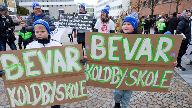Børn og forældre fra Koldby Skole var meget synlige, da kommunalbestyrelsen havde møde 28. marts - blandt andet for at træffe beslutning om at sende oplægget til ny skolestruktur i otte ugers høring. <i>Foto: Bo Lehm</i>
