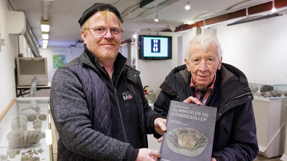 Fossil- og Molermuseet åbner 3. april en ny særudstilling med titlen "Glimmerler og krabbeboller". Museumsformidler Henrik Madsen og amatørgeolog Kai Ingemann Schnetler har skrevet en bog om samme emne. <i>Foto: Bo Lehm</i>