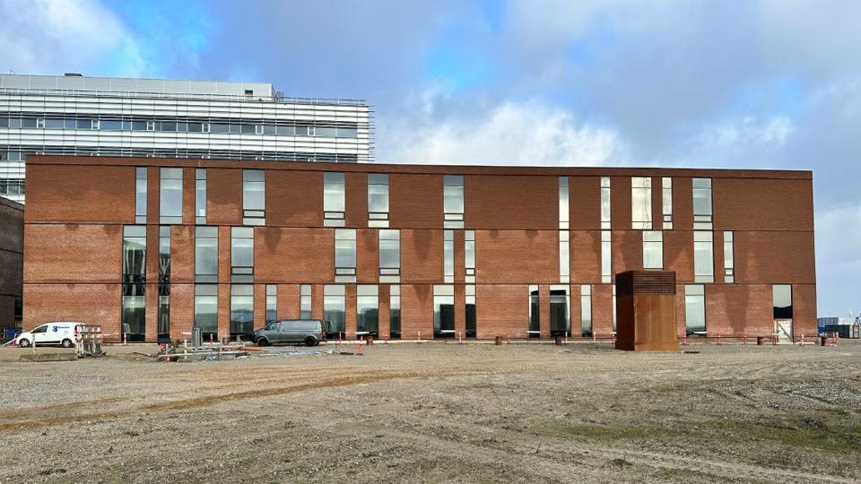 Mens byggeriet af det nye supersygehus i Aalborg rammes af den ene skandale efter den anden, senest omfattende vandskader, vokser bekymringen i støtteforeningen for sygehuset i Thisted for, hvad det kan risikere at betyde for regionens mindre sygehuse.  <i>Foto: Region Nordjylland</i>
