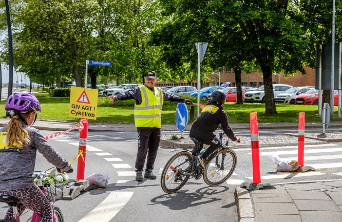 Cykelturen rundt sker på en helt lukket bane med afspærringsmateriel og trafikvagter. Foto fra 2022.