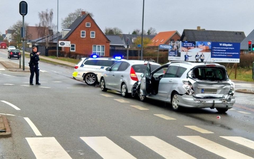 Det lykkedes ret hurtigt at få trafikken til at køre uden om uheldsstedet på hovedvejen i Hobro. <i>Foto: Knud Labohn</i>