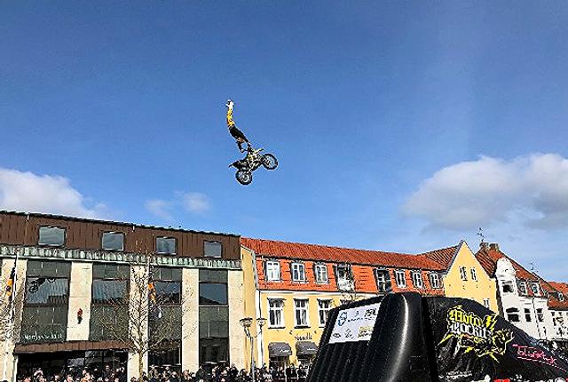 Som i 2018 vil der Påskelørdag  blive vist akrobatik på motorcykel med Alex Porsing.