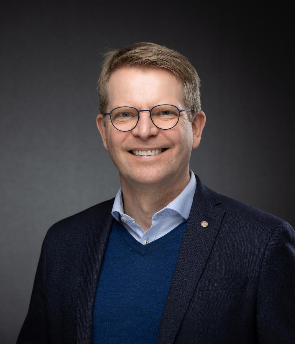 - Målet er, at vi over de kommende måneder kan omlægge hver sjette af vores kørte kilometer til el, siger Henrik Burkal, administrerende direktør i Rema 1000. - Målet er, at vi over de kommende måneder kan omlægge hver sjette af vores kørte kilometer til el, siger Henrik Burkal, administrerende direktør i Rema 1000.