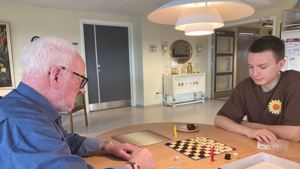 Lars Pedersen på 16 år hygger med Jens på 90 år på, Hobro Alderdomshjem. De har begge glæde af forsøget. <i>-</i>