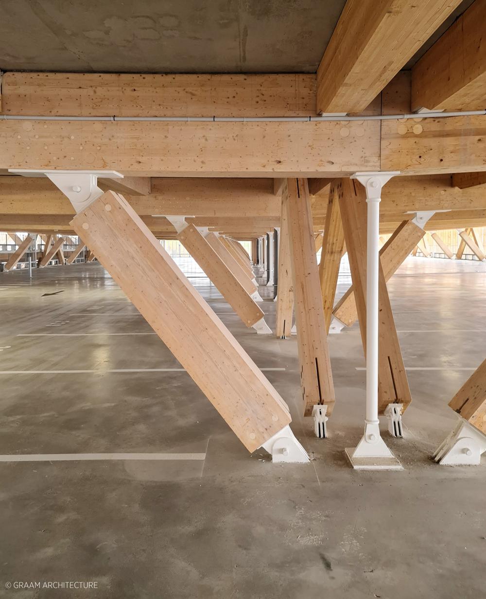 De bærende konstruktioner er i træ og dækkene i beton. De bærende konstruktioner er i træ og dækkene i beton.
