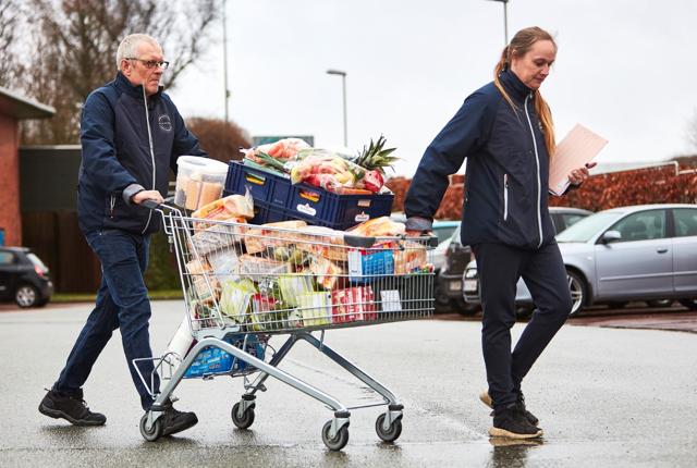 Lidl og Blå Kors uddeler overskudsmad til trængte familier i Dronninglund i forbindelse med påsken.