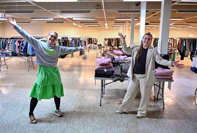 Søstrene Charlotte (tv) og Mette Didriksen har åbnet næsten 700 kvadratmeter lagersbutik i Hanstholm fyldt med tøj til børne og kvinder til absolut outletpris.