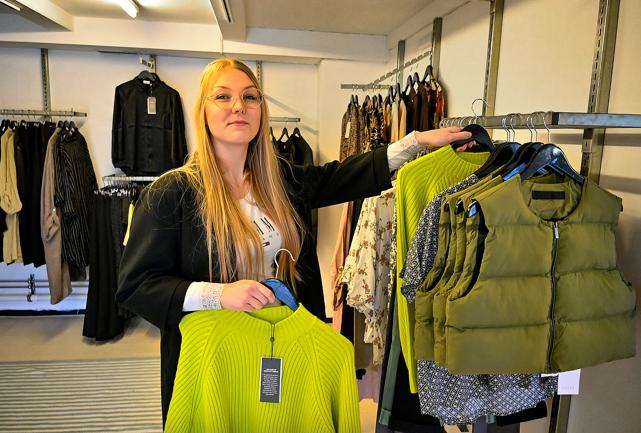 Lækkert tøj har vi også, lyder det fra Ida Holm i butikkens tøjafdeling.