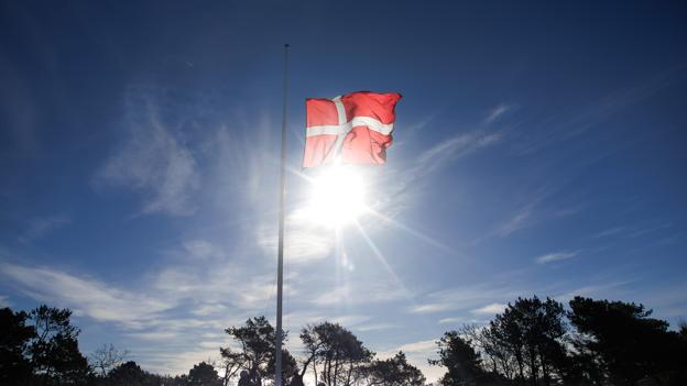 Flaget kom op i skarp sol og vind. <i>Foto: Torben Hansen</i>