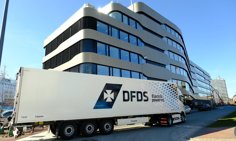 Elektriske lastbiler indsættes i danmark i et partnerskab mellem DFDS Logistics, Arla Foods og Volvo Trucks.