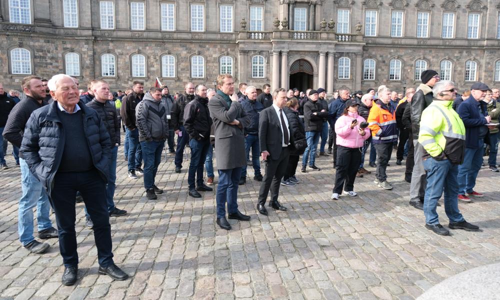 Mange mennesker var mødt op til vognmandsdemonstrationen på Christiansborg Slotsplads, 4. april 2023.
