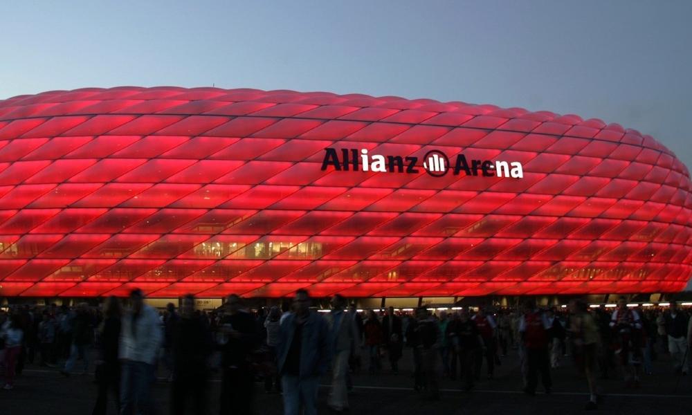 Allianz Arena i München i Sydtyskland. Stadionet kan med lyssætning skifte farve alt efter, hvem der er i aktion på banen - når det er rødt, spiller FC Bayern München hjemmekamp.