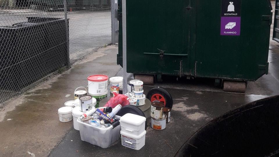 Alt for ofte bliver der efterladt farligt affald på genbrugspladsen på Læsø. Det farlige affald skal afleveres i genbrugspladsens åbningstid - og når det ikke sker, så kommer Læsø Forsynings medarbejdere i stedet til at håndtere uforholdsmæssigt meget af det. <i>Foto: Læsø Forsyning</i>
