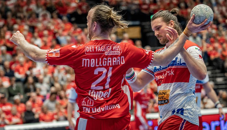 Henrik Møllgaard scorede både på frikast og straffekast i mandagens sejr over KIF Kolding. <i>Arkivfoto: Martin Damgård</i>