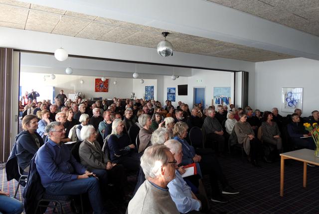 Der var mødt 150 borgere op til mødet om vindmøllerne på Hotel Hirtshals onsdag den 5. april.