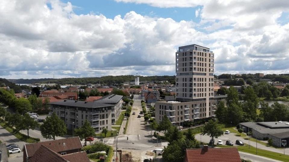 Sådan kan et nyt boligbyggeri i 15 etager på Klochhusgrunden, Jernbanegade 15 i Hobro, komme til at se ud.  <i>Visualisering: Arkitektfirmaet Bjørk og Maigaard</i>