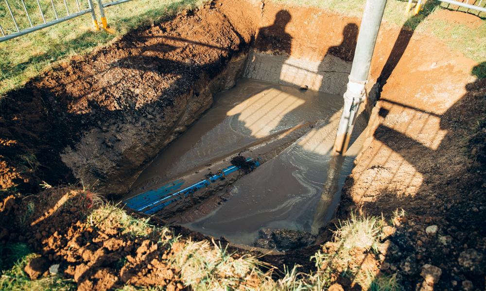 – Vi har anvendt gravefri metoder siden starten af 1990'erne. Metoden er oplagt på projektet ved Attemose Kildeplads, da vi også skal udføre ledningsarbejde under Attemosens krydsninger af både jernbane og Roskildevej. På den måde tager vi ikke alene hensyn til naturen, vi sikrer også færrest mulige gener for trafikanter og beboere i området, forklarer Kim Petersen, produktionsdirektør, Vand & Afløb, NCC Infrastructure. – Vi har anvendt gravefri metoder siden starten af 1990'erne. Metoden er oplagt på projektet ved Attemose Kildeplads, da vi også skal udføre ledningsarbejde under Attemosens krydsninger af både jernbane og Roskildevej. På den måde tager vi ikke alene hensyn til naturen, vi sikrer også færrest mulige gener for trafikanter og beboere i området, forklarer Kim Petersen, produktionsdirektør, Vand & Afløb, NCC Infrastructure.