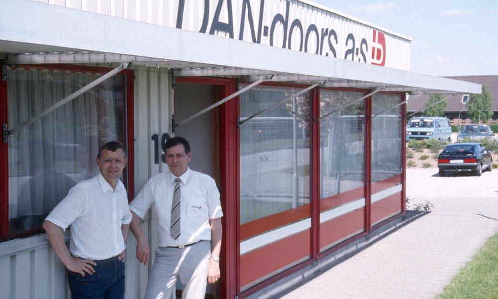 De to oprindelige ejere, Hans Christian Holm Hansen og Erling Uldall-Jessen, foran kontoret på Industrivej 19 i Stilling. De to oprindelige ejere, Hans Christian Holm Hansen og Erling Uldall-Jessen, foran kontoret på Industrivej 19 i Stilling.