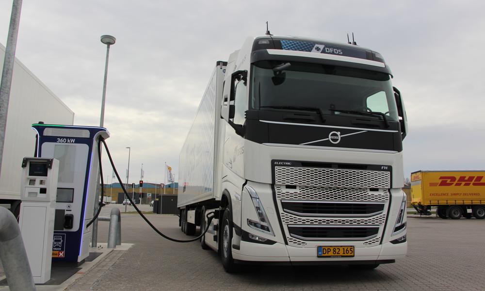 Danmarks første tunge elektriske lastbil, en Volvo FH Electric, som skal køre for DFDS mellem Arla i Hobro og Slagelse - med ladestop i Nyborg.