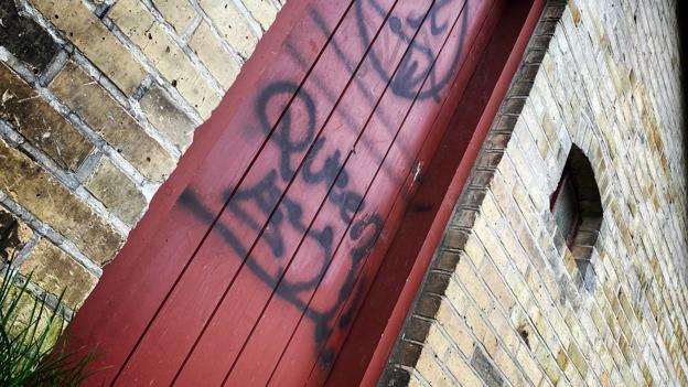 Også i Bies Have har graffiti-kunstnere været på spil. Også her har de valgt at udfolde sig på helt nymalede flader. <i>Camilla Stougård Christoffersen</i>