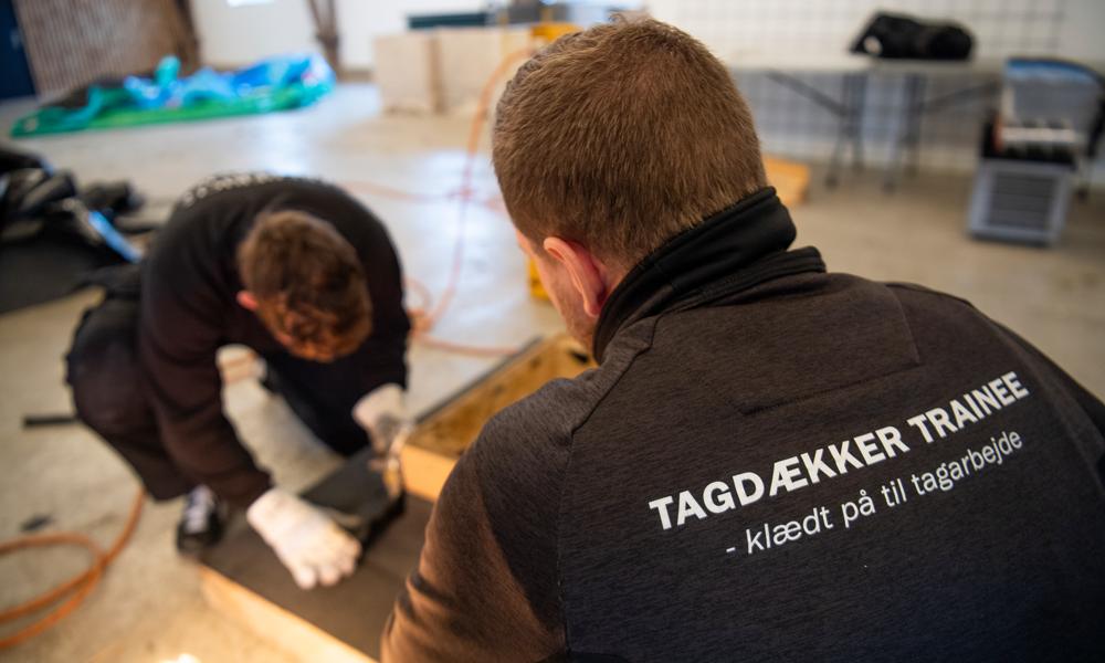 Selvom der er noget teoretisk viden, der er krævet for at kunne få certifikater og lignende, forsøger de at fylde undervisningen med så meget praktisk arbejde som muligt. Det er det, der holde på de unge. Selvom der er noget teoretisk viden, der er krævet for at kunne få certifikater og lignende, forsøger de at fylde undervisningen med så meget praktisk arbejde som muligt. Det er det, der holde på de unge.