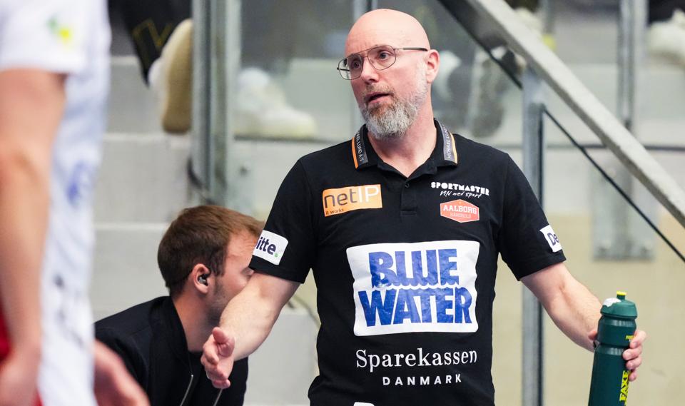 Cheftræner Stefan Madsen har haft et par hårde døgn i kølvandet på fredagens kollaps i Esbjerg. <i>Foto: Claus Fisker/Ritzau Scanpix</i>