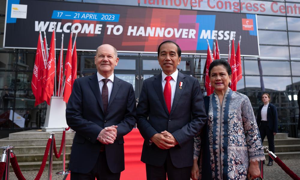 Tysklands bundeskanzler Olaf Scholz (tv) sammen med Indonesiens præsident Joko Widodo (im), og præsidentfruen Iriana Joko Widodo (th).