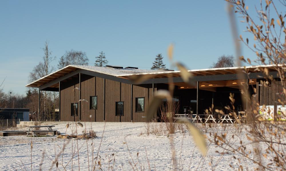Den store integrerede børneinstitution i Sejs-Svejbæk er opført som en firlænget gård og hovedsageligt bygget i træ.