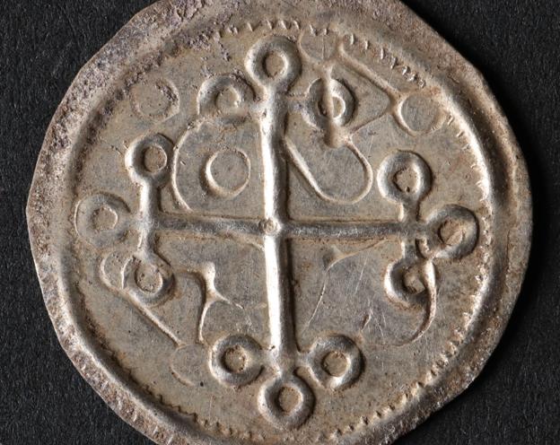 Mønterne er slået under Harald Blåtands tid, og dermed kan de dateres tilbage til år 980. <i>Nordjyske Museer</i>
