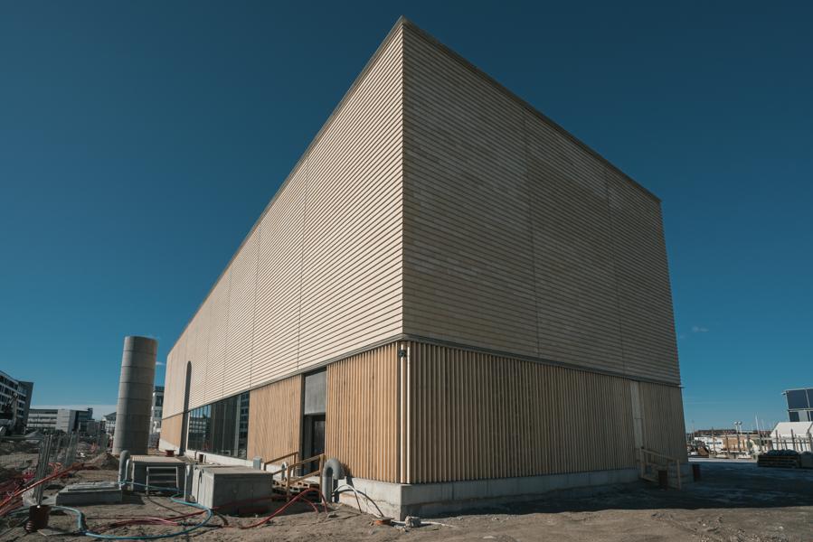 Af pladshensyn fordeler Hofors nye energicentral i Københavns Nordhavn sig over et grundplan på 1.152 kvm og strækker sig 14,5 meter i vejret. Af pladshensyn fordeler Hofors nye energicentral i Københavns Nordhavn sig over et grundplan på 1.152 kvm og strækker sig 14,5 meter i vejret.