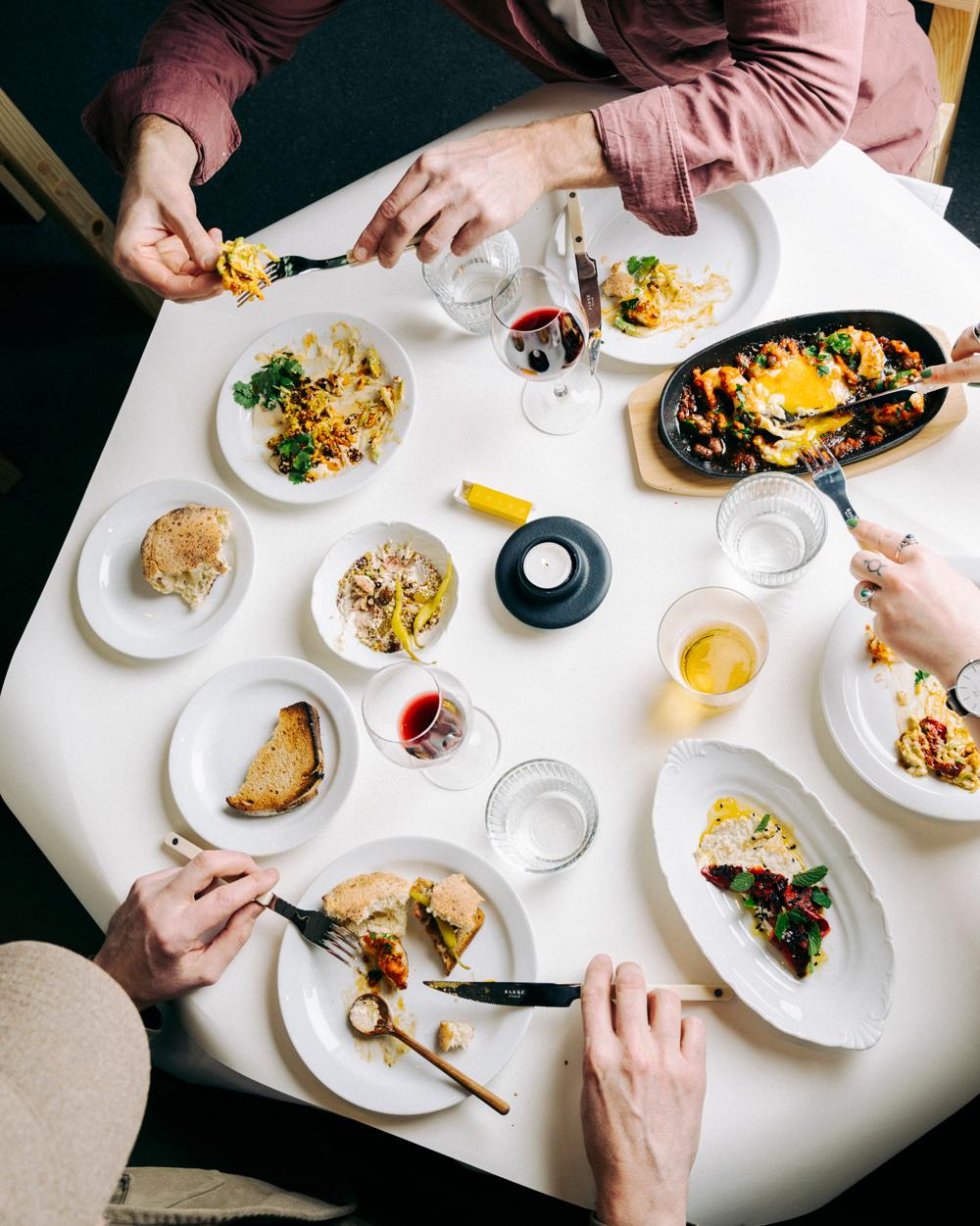 Solens meny präglas av smaker från soldränkta matparadis. Solens meny präglas av smaker från soldränkta matparadis.