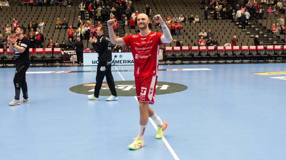 Lukas Sandell skamroser Aalborg Håndbolds publikum. <i>Foto: Balazs Popal/Gonzales Photo/Ritzau Scanpix</i>