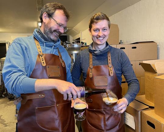 "Vi har et fantastisk godt produkt. Mikkel laver jo fremragende øl, så når først vi kommer ud og præsenterer det for kunderne, så er responsen stort set altid positiv", fortæller Erik Buus Larsen (th).