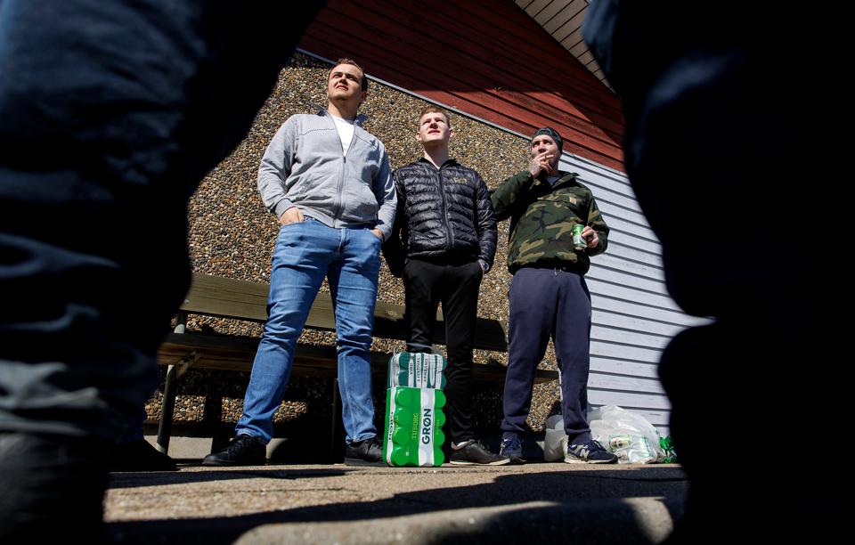 I en trist anledning var en flok medarbejdere fra slagteriet samlet på havnen i Sæby, hvor de fik sig en øl - eller to. <i>Foto: Torben Hansen</i>