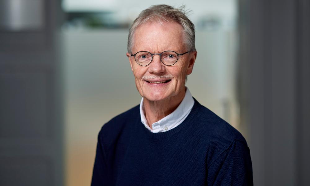 Hans Jørgen Larsen er formand for afdelingsbestyrelsen i boligafdelingen Hedelyngen i Herlev fra 1981. Det er en tæt-lav rækkehusbebyggelse tegnet af Vandkunsten med mange enkeltstående bygninger. Hans Jørgen Larsen er formand for afdelingsbestyrelsen i boligafdelingen Hedelyngen i Herlev fra 1981. Det er en tæt-lav rækkehusbebyggelse tegnet af Vandkunsten med mange enkeltstående bygninger.
