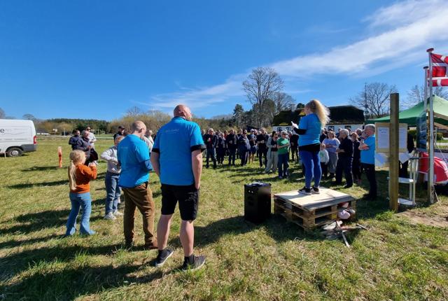 Himlen var blå og solen skinnede, da støtteforeningen "Naturbadet-Mariagerfjord" holdt informationsmøde. 