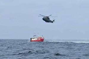 Fiskekutter tog vand ind - både helikopter og redningsbåd rykkede ud