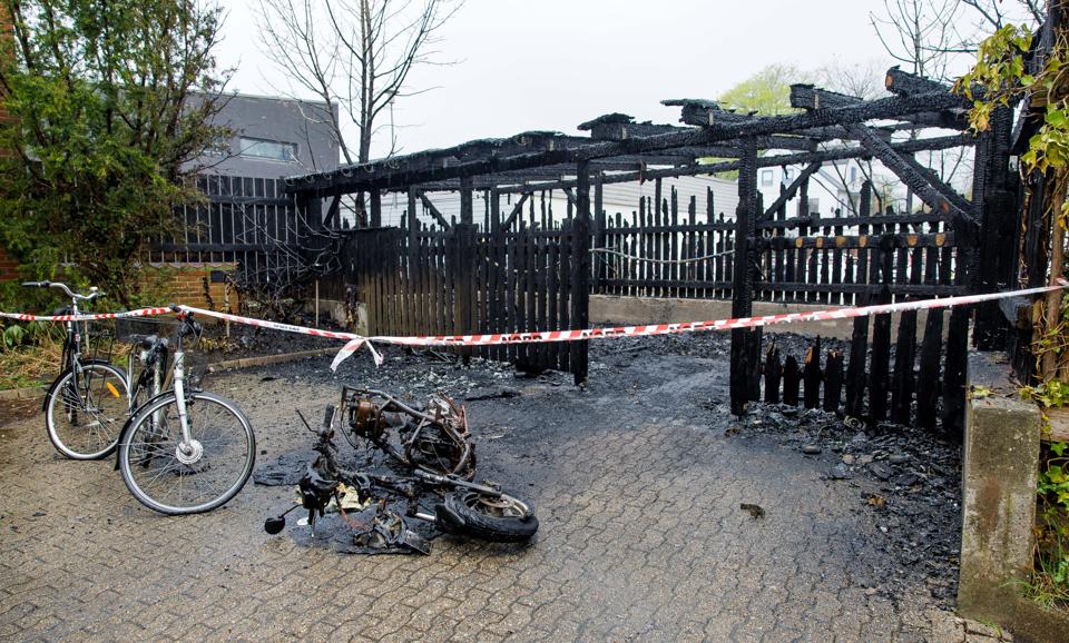 Branden opstod i en papcontainer ved et træskur, hvor der udover affaldscontainere også stod cykler, en knallert og en motorcykel. <i>Foto: Bo Lehm</i>
