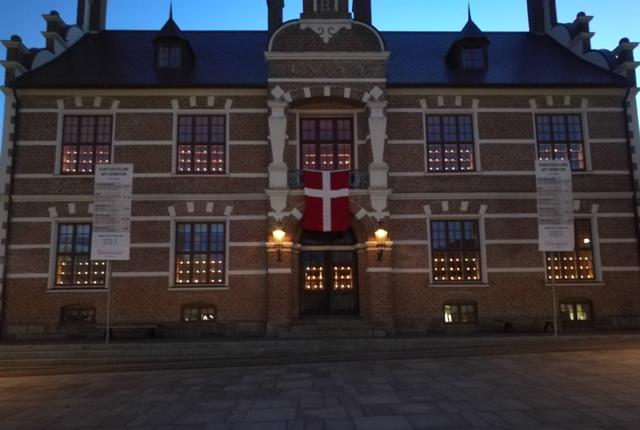 Igen i år sætter Hjemmeværnets Kompagni Thy levende lys i vinduerne i Det Gamle Rådhus på Storetorv i Thisted om aftenen 4. maj for at mindes Danmarks befrielse.