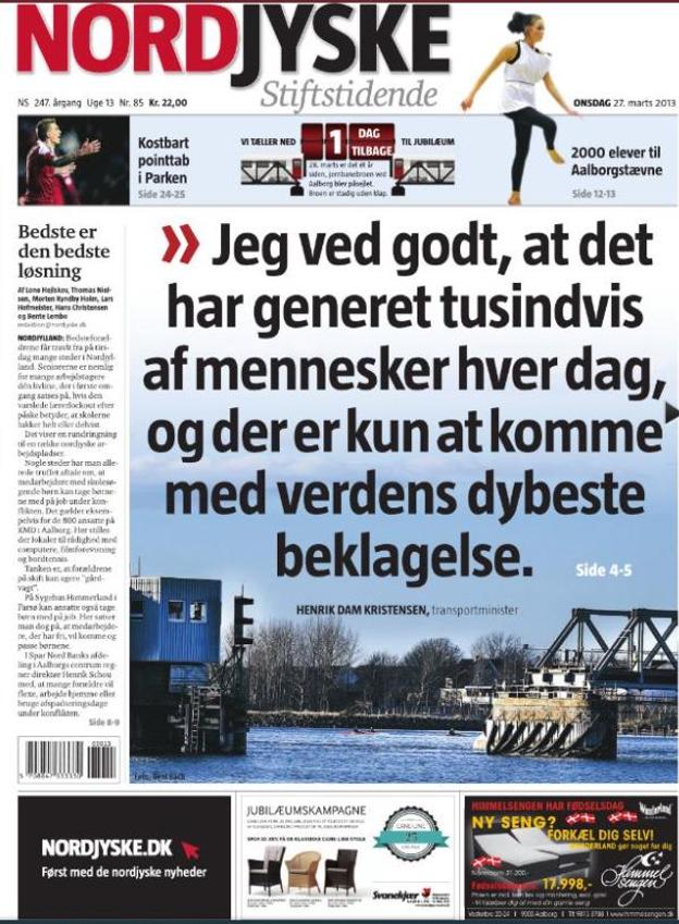 Forsiden af NORDJYSKE Stiftstidende 27. marts 2013, hvor transportminister Henrik Dam Kristensen (S) lagde sig fladt ned og undskyldte for, at det havde taget så lang tid at genåbne Jernbanebroen. <i>Foto: Det Nordjyske Mediehus</i>