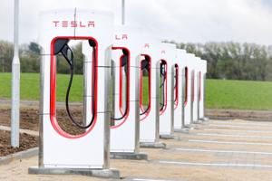 Lynhurtig ladning: Tesla åbner ny station i Nordjylland
