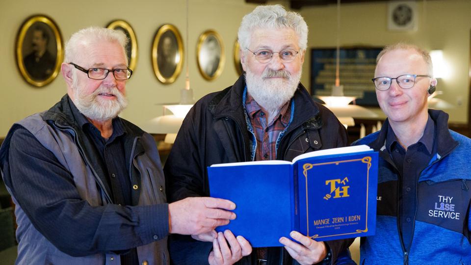 Svend Sørensen med bogen "Mange jern i ilden", omgivet af Thisted Håndværkerforening næstformand, Thomas Munk , og formanden, låsesmed Ole Sixhøj. <i>Foto: Bo Lehm</i>
