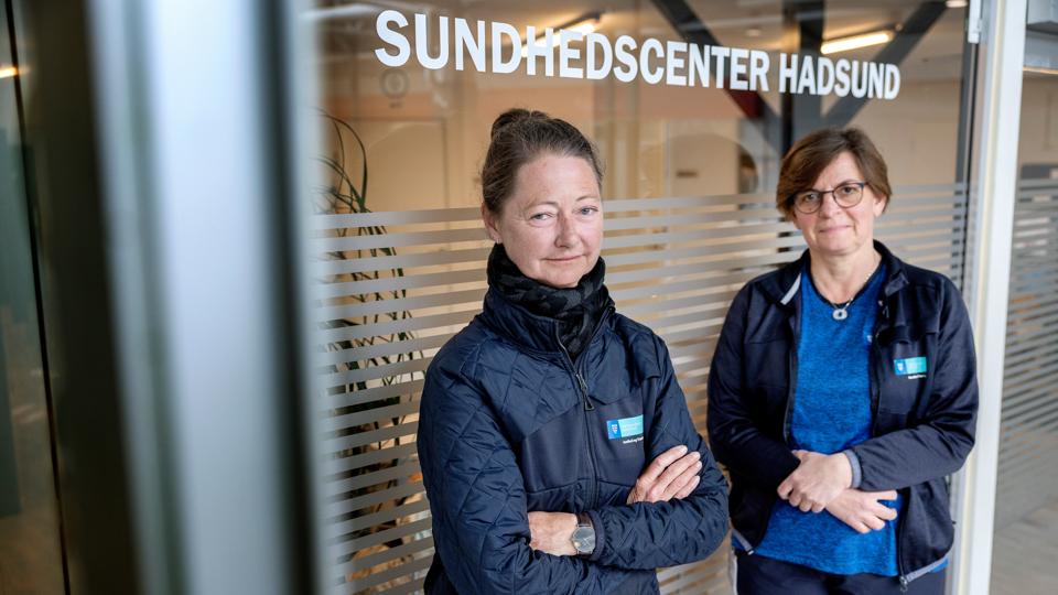 Fysioterapeut Lone Nørgaard og ergoterapeut Vivi Haubo er vrede over, at Mariagerfjord Kommune vil renovere det gamle skimmelbefængte sundhedscenter i Hadsund og flytte dem tilbage dertil.  <i>Foto: Lars Pauli</i>