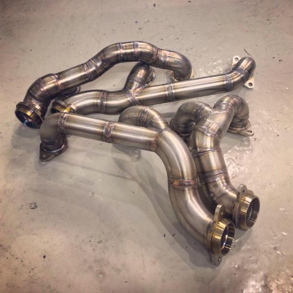 Headers till Mercedes M116-motor kommer att garantera ett rått och härligt ljud. Headers till Mercedes M116-motor kommer att garantera ett rått och härligt ljud.