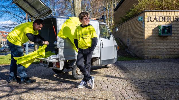 Demonstranterne kom med en mobil kaffevogn til byrådsmøde i Hadsund Rådhus.  <i>Foto: Martin Damgård</i>