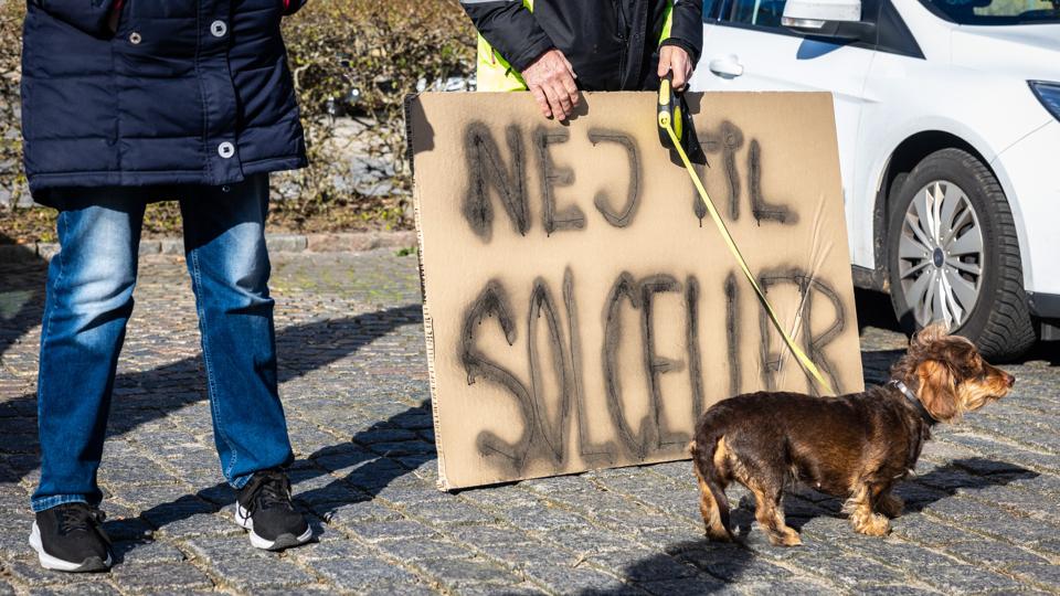 Borgere fra østkysten i Mariagerfjord Kommune demonstrerer foran rådhuset i Hadsund. <i>Foto: Martin Damgård</i>
